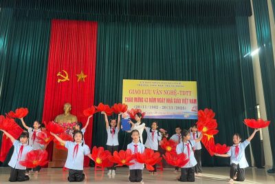 Kỉ niệm 43 ngày nhà giáo Việt Nam 20/11 ( 20/11/21982 – 20/11/2025) thầy và trò trường Tiểu học Trung Đông sôi nổi tố chức các hoạt động với niềm tin rằng: “Nỗ lực, làm việc, học tập chính là món quà là lời tri ân giành tặng các thầy cô”.